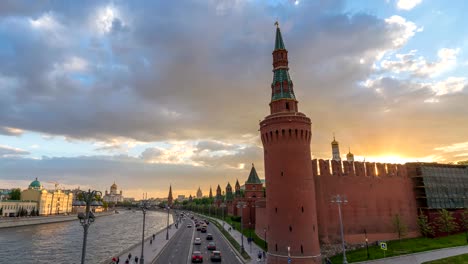 Moscú-Rusia-lapso-de-tiempo-4K,-horizonte-de-la-ciudad-al-atardecer-timelapse-en-el-Kremlin-Palace-Plaza-Roja-y-río-Moscú