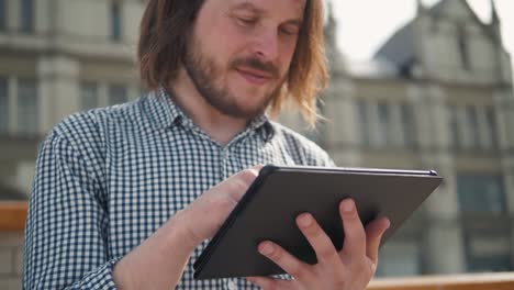 junge-schöne-Mode-Modell-Business-Arbeiter-mit-Tablet-im-Freien,-Mann-männlich-Porträt-mit-Tablet-in-der-Stadtarbeit