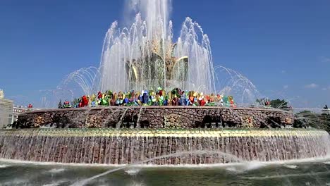 Brunnen-Steinblume-bei-VDNKh-in-Moskau.-VDNKh-(auch-Allrussisches-Ausstellungszentrum-genannt)-ist-eine-ständige-Allzweckmesse-in-Moskau,-Russland