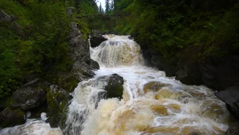 cascada-en-las-montañas-Altai