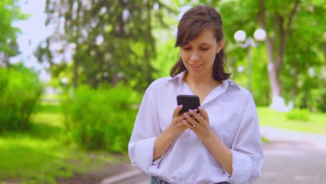 young-businesswoman-reading-book-on-smartphone-on-the-run