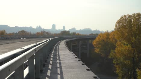 Puente-inacabado-sobre-el-fondo-de-la-silueta-de-la-ciudad.-Autopista-inacabada-lejos-de-la-ciudad