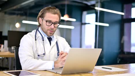 Doctor-hablando-con-el-paciente-a-través-de-video-chat-en-el-ordenador-portátil