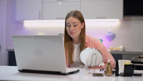 Beauty-Blogger-in-gesprächen-vor-Laptop,-Teilen-Make-up-Geheimnisse-mit-Anhängern