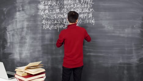 Escritor-es-un-joven-científico-que-escribe-en-Blackboard