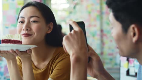 Handansicht-des-Paares,-das-Fotos-mit-dem-Mobiltelefon-macht