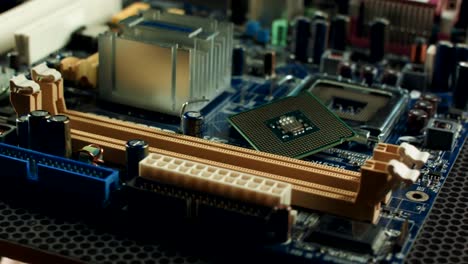 Computer-Motherboard-isoliert-auf-weißem-Hintergrund-mit-CPU-Kühler