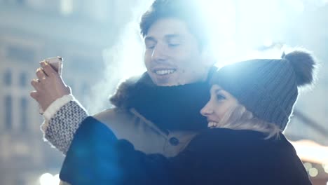 Junge-glückliche-Paar-Winter-Selfie-im-Freien-zu-machen.