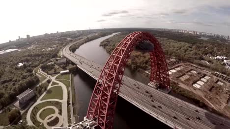 Aerial-Helikopter-Ansicht-der-Zhivopisnyi-die-meisten-(Uebersetzung.-malerische-Brücke)-über-Moskau-Fluss.-Moskau-Russland.-Zhivopisny-Bridge-ist-eine-Schrägseilbrücke,-die-Moskwa-erstreckt-sich-in-Nord-West