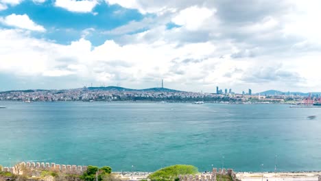 Istanbul-und-der-Bosporus-Blick-vom-Topkapi-Palast-Zeitraffer.-Aussicht-auf-die-Innenstadt.-Reisen-Türkei