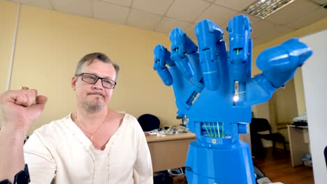 Bionische-Roboter-Hand-des-Mannes-Handbewegungen-zu-wiederholen.-Close-up.