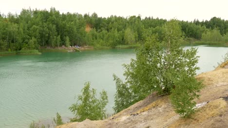 Lago-del-bosque-hermoso-con-agua-azul.