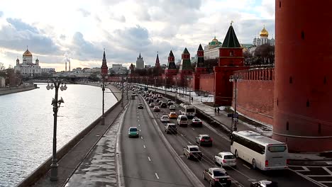 Verkehr-in-der-Nähe-des-Kreml-in-Moskau