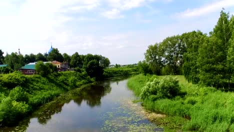 Río-de-tiro-aéreo-y-de-la-iglesia-en-la-antigua-ciudad-de-Suzdal,-anillo-de-oro,-Rusia