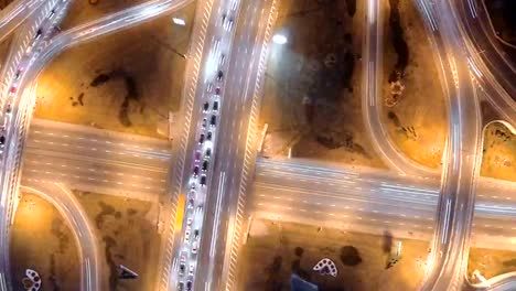 Hyperlapse-timelapse-de-tráfico-de-la-ciudad-de-noche.-vista-aérea-vertical.