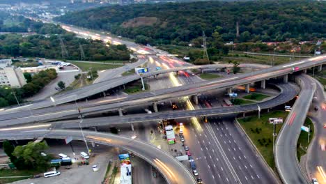 Verkehr-auf-der-Autobahn-Austausch.-Aerial-View-Timelapse-Stadt-Nachtverkehr.