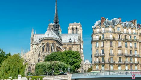 Timelapse-del-Sena-y-Notre-Dame-de-París-es-uno-de-los-símbolos-más-famosos-de-París