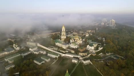 Vista-aérea-Kiev-Pechersk-Lavra-en-otoño,-Kiev,-Ucrania.