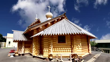 Iglesia-ortodoxa-de-madera-moderna-en-Moscú,-Rusia