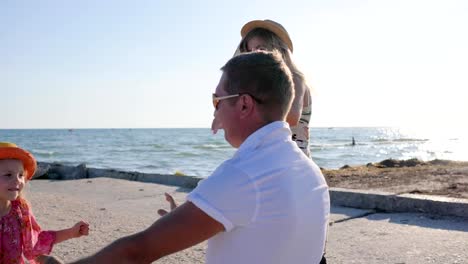 Ungültige-mit-Frau-und-Tochter-haben-gute-Zeit-am-Meer,-glücklich-deaktiviert-Papa-Wandern-zusammen-mit-Familie-am-Meer