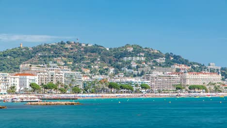 Bunte-Altstadt-und-Strand-in-Cannes-Zeitraffer-auf-Côte-d-'-Azur-in-einem-schönen-Sommertag,-Frankreich