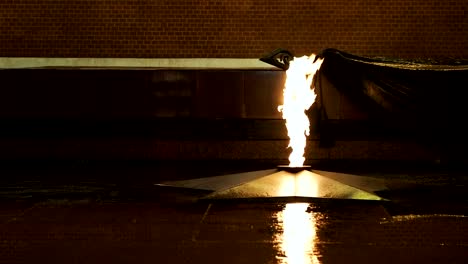 Tomb-of-the-Unknown-Soldier-and-Eternal-Flame-in-the-Alexander-Garden-near-Kremlin.-Moscow,-Russia