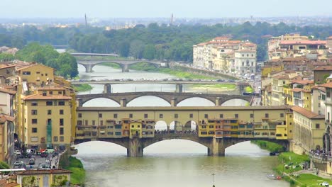 Luftaufnahme-des-mittelalterlichen-Bogenbrücke-Vecchio-über-den-Arno-in-Florenz