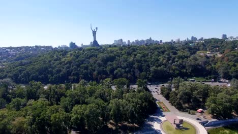 Kiev---la-capital-de-Ucrania.-Kyiv.-Madre-patria,-el-monumento-se-encuentra-a-orillas-del-río-Dnieper.-Antena-de-Kiev,-Ucrania