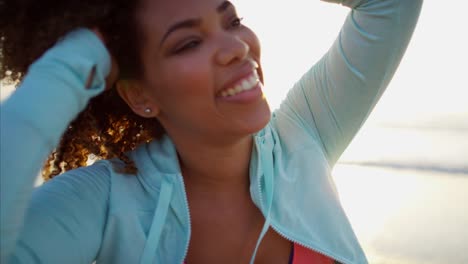 Young-African-American-Frauen-sorglos-auf-Strandurlaub