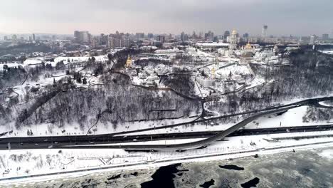 vista-aérea-al-monumento-de-Kiev-Pechersk-Lavra-y-patria-en-invierno