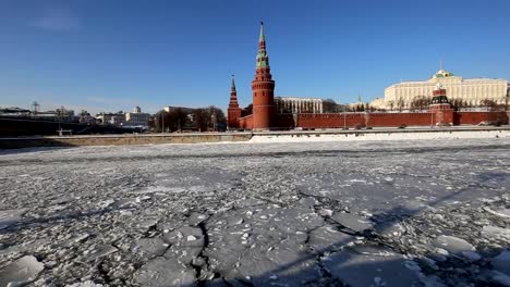 Blick-auf-den-Fluss-Moskwa-und-den-Kreml-(Wintertag),-Moskau,-Russland