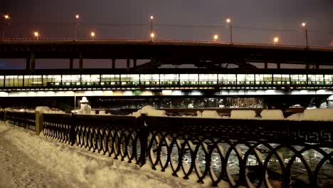 Río-de-Moskva,-Luzhnetskaya-(puente-de-Metro)-en-una-noche-de-invierno.-Moscú,-Rusia