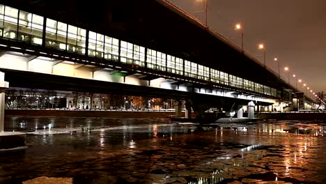 Río-de-Moskva,-Luzhnetskaya-(puente-de-Metro)-en-una-noche-de-invierno.-Moscú,-Rusia