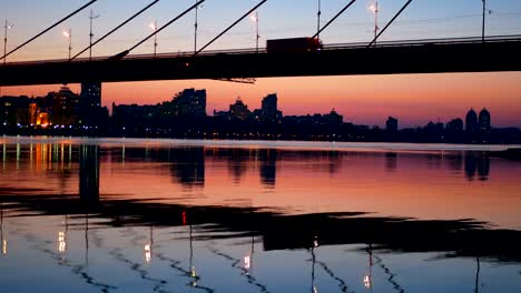 Sonnenuntergang-Flussstadt-Brücke