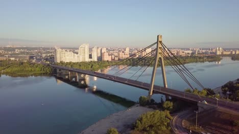 Video-del-puente-al-atardecer-en-Kiev-Ucrania