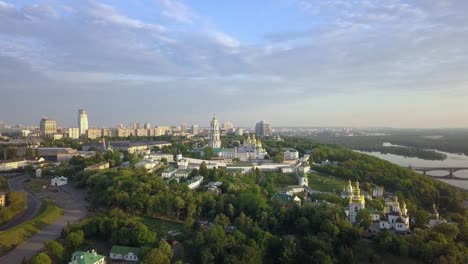 Vista-aérea-del-monasterio-de-Kiev-Pechersk-Lavra-ucraniano-ortodoxo