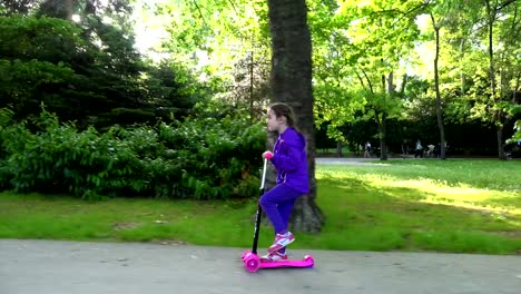 Niño,-aprender-a-montar-una-moto-en-un-parque-de-la-ciudad