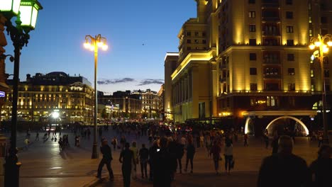 Paseo-de-noche-por-la-Plaza-Roja-iluminada-cerca-del-hotel-"Moscú"