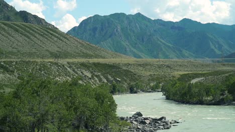 Paisaje-de-verano-con-río-y-montaña