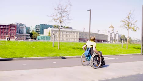 Desactiva-el-joven-hombre-en-silla-de-ruedas-en-la-ciudad