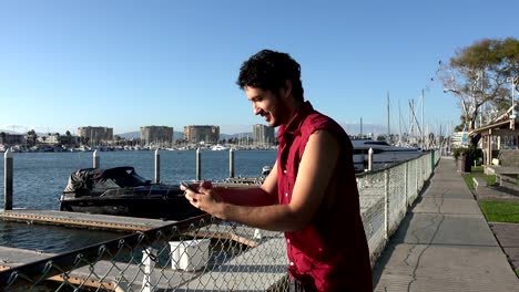 Hombre-joven-despreocupada-tomando-fotos-en-un-puerto-deportivo