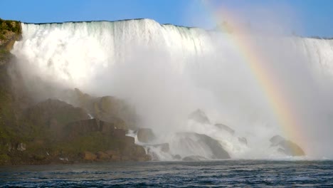 Las-Cataratas-del-Niágara.-Agua-golpea-las-rocas.-Arco-iris