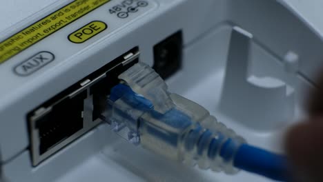 Netzwerk-Kabel-rj45-Port-mit-POE-Label-eingesteckt