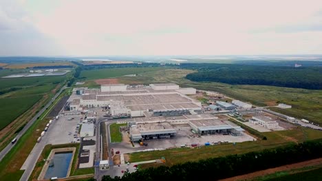 Vista-aérea-de-una-fábrica-o-industrial-rodeado-de-campos-verdes.