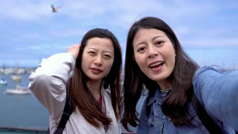 hermana-tomando-video-selfie-usando-el-teléfono-inteligente