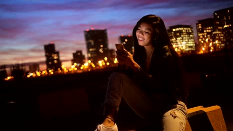 Hipster-asiatische-Teenager-Mädchen-im-Chat-online-per-Smartphone-in-Stadt