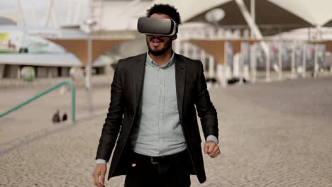 Joven-del-Medio-Oriente-llevando-traje-formal-con-gafas-VR.