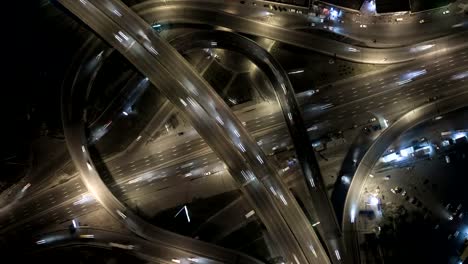 Tráfico-en-el-intercambio-de-la-autopista.-Noche-aérea-vista-timelapse-tráfico-de-la-ciudad.