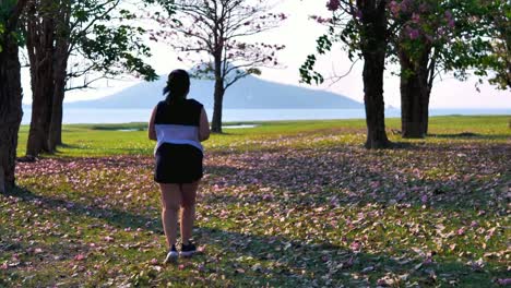 Eine-fette-asiatische-Frau,-die-abends-im-natürlichen-Sonnenlicht-joggt.
Sie-versucht,-mit-Übung-Gewicht-zu-verlieren.--Konzept-Gesundheit-mit-Bewegung.-Zeitlupe