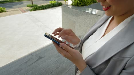 Frau-nutzt-Smartphone